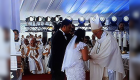 صورة.. بابا الفاتيكان يبارك زواج عروسين بقداس السلام في مصر