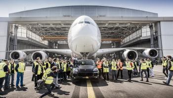 نجحت السيارة في سحب الطائرة مسافة 42 مترا