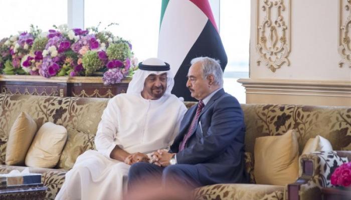 الشيخ محمد بن زايد آل نهيان ولي عهد أبوظبي نائب القائد الأعلى للقوات المسلحة يستقبل حفتر في 10 أبريل الماضي