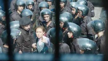 مشهد من فيلم اشتباك