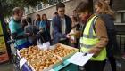 توزيع الطعام على الناخبين أمام لجنة فرنسية بلندن