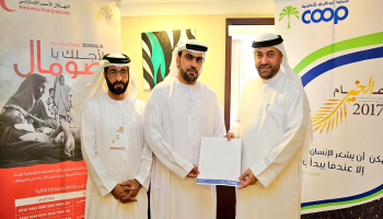 الهلال الأحمر الإماراتي يتسلم  تبرعا من تعاونية أبوظبي