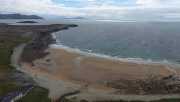 شاطئ أيرلندي يظهر بعد اختفائه 33 عاما في المحيط الأطلسي