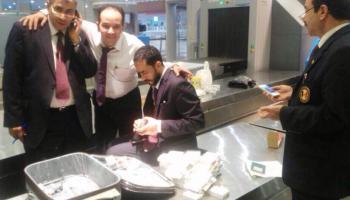 رجال الجمارك بمصر مع الأقلام المضبوطة