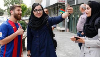 الإيرانيون تسابقوا للتصوير مع شبيه ميسي