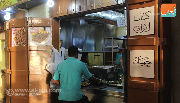 "العين" في سوق "المباركية" بالكويت.. بضائع بنكهة التاريخ