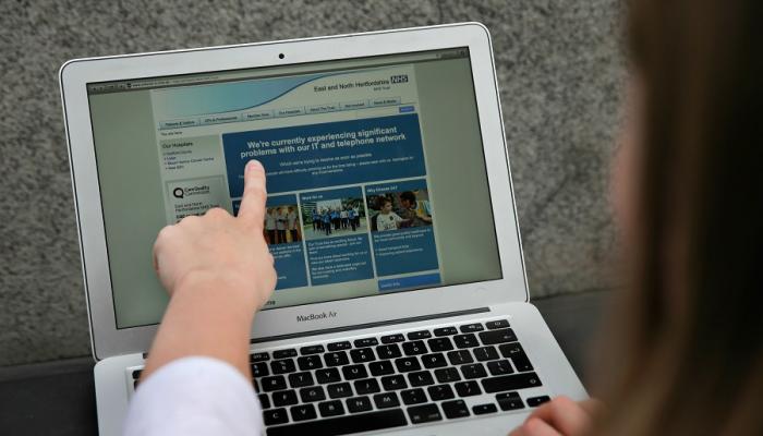 عربات الإسعاف أمام مستشفى ببريطانيا - أرشيفية