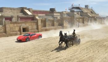 سيارة فيراري تسابق عربة يجرها جوادان