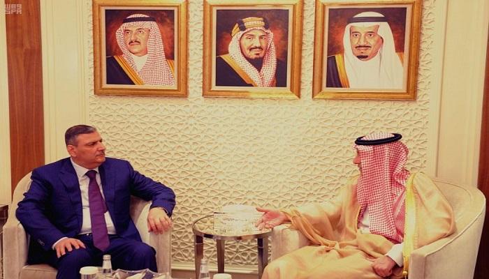 عادل الجبير وزير الخارجية السعودي برفقة المنسق العام للهيئة العليا للمفاوضات السورية