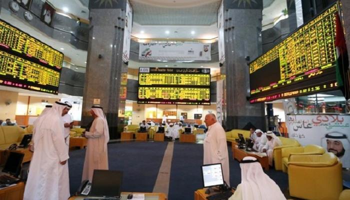 متعاملون أثناء التداول في بورصة ابوظبي
