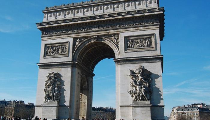 قوس النصر في باريس علامة النصر وحنين للإمبراطورية