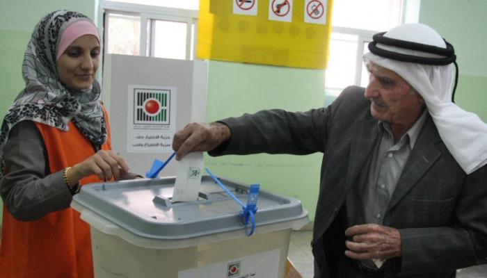 مواطن بالضفة الغربية يدلي بصوته