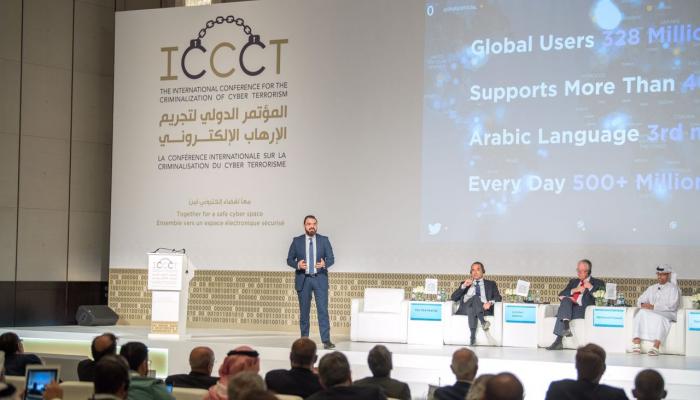 المسؤول بموقع تويتر يتحدث خلال المؤتمر