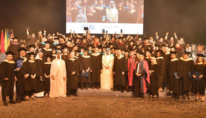 الشيخ أحمد بن محمد بن راشد آل مكتوم يتوسط الخريجين