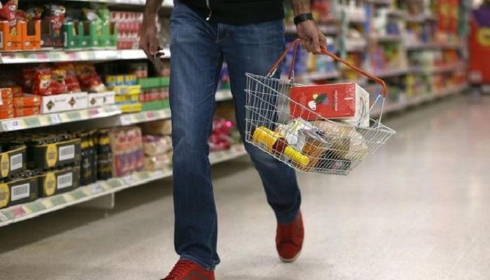 بريطاني يتسوق من متجر في لندن