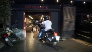 زبائن ودراجاتهم النارية بالمقهى