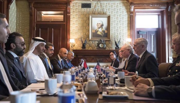 الشيخ محمد بن زايد ووزير الدفاع الأمريكي في جلسة مباحثات