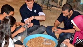 سفير بريطانيا يشارك في تجهيز شنط رمضان
