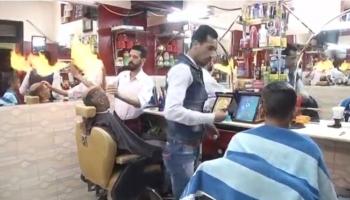 حلاق مصري يصفف شعر زبائنه بالنار 