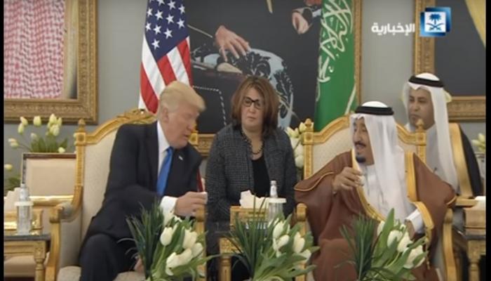 العاهل السعودي يوضح لترامب تقاليد شرب القهوة العربية ,.الاخبارية السعودية
