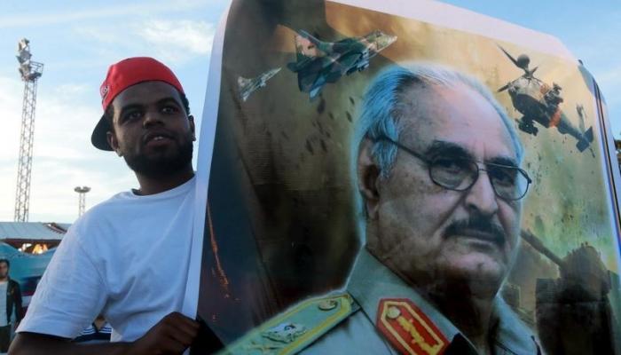 مؤيد للجيش الوطني الليبي يحمل لافتة دعما للمشير حفتر