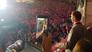 القائد وسط عشاقه