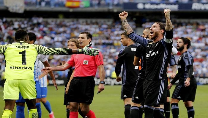 ريال مدريد يحتفل بهدف ينزيمة وسط اعتراضات لاعبي مالاجا