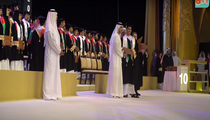 الشيخ منصور بن زايد آل نهيان برفقة أحد الخريجين