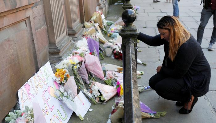زهور في موقع حادث مانشستر الإرهابي حدادا على الضحايا