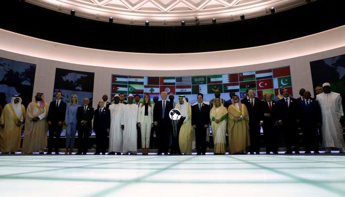 الملك سلمان يتوسط الرئيسين عبدالفتاح السيسي ودونالد ترامب