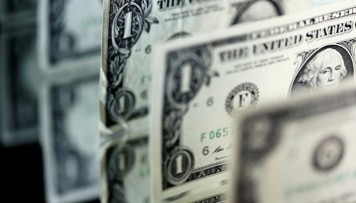 هبوط سعر الدولار أمام سلة من العملات - أرشيفية