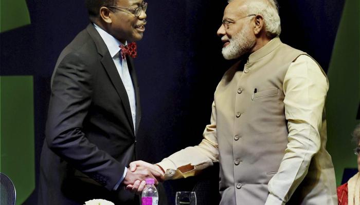 رئيس الوزراء الهندي ناريندرا مودي مع رئيس البنك الإفريقي للتنمية