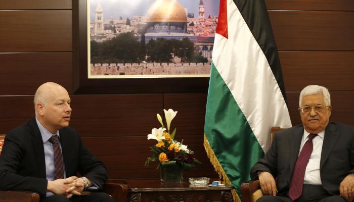 الرئيس الفلسطيني محمود عباس وجيسون جرينبلات - أ.ف.ب