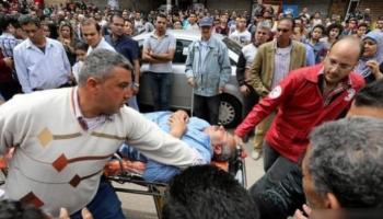 نقل أحد المصابين جراء الحادث