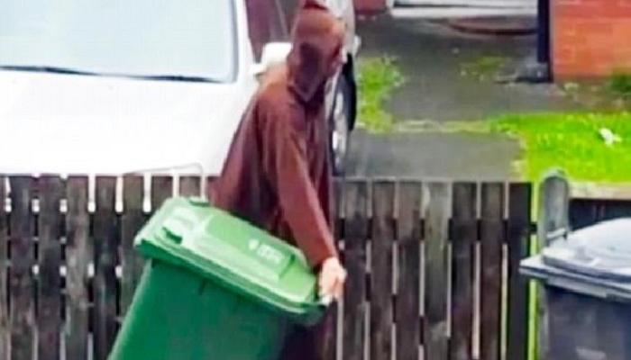 لقطات لمنفذ هجوم مانشستر يلقي القمامة خارج المنزل