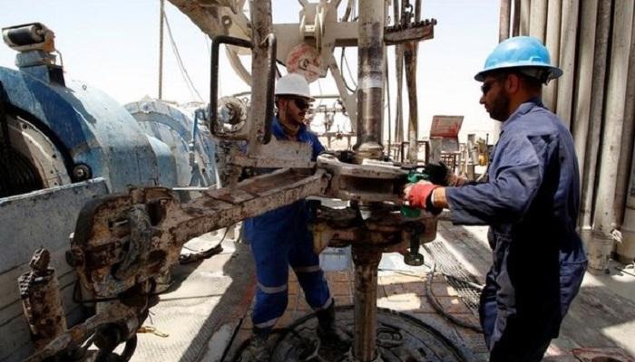 عمال بحقل للنفط في البصرة بجنوب العراق