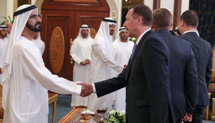 الشيخ محمد بن راشد آل مكتوم يصافح أحد ممثلي البعثات الدبلوماسية في دولة الإمارات