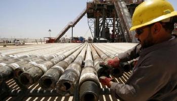 عامل في حقل للنفط في البصرة بجنوب العراق 