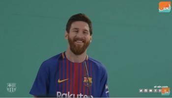 ميسي يرتدي القميص الجديد لبرشلونة