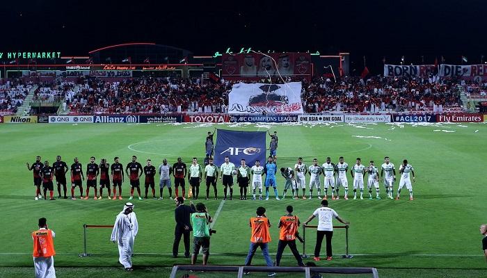 الفريقان قبل انطلاق اللقاء