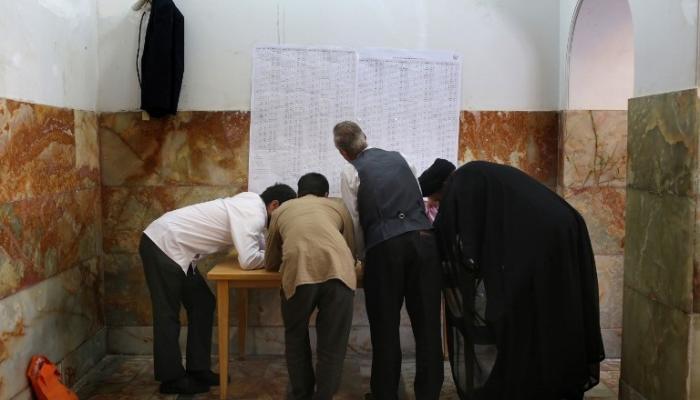 تصويت جماعي وعشوائي في مراكز التصويت بإيران