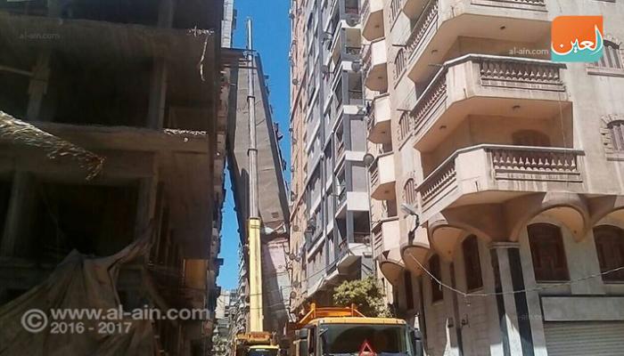عقار يميل على آخر قبل انهياره