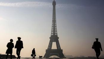 برج إيفل يطفئ أنواره منتصف الليل حدادا على ضحايا هجمات لندن