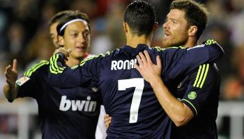 أوزيل وألونسو بقميص الريال مع رونالدو