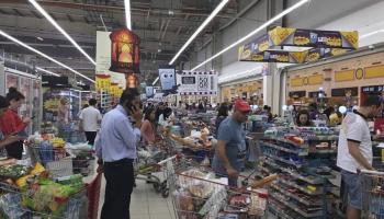 بالصور تكدس في متاجر قطر خوفا من نقص السلع
