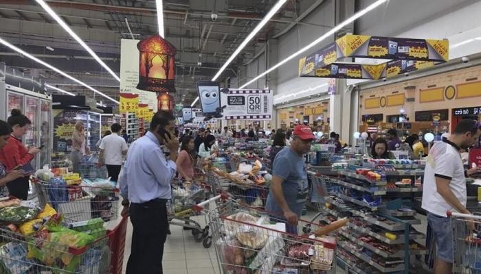 سكان قطر يتكدسون بالمتاجر