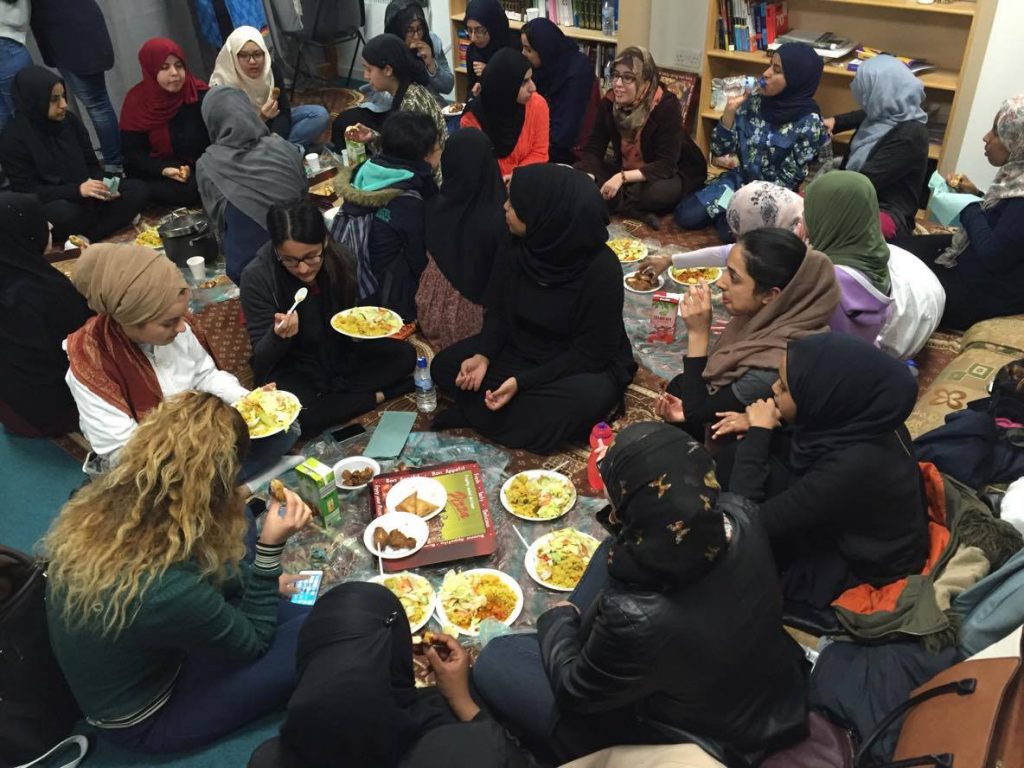 Résultat de recherche d'images pour "‫موائد رمضان في لندن‬‎"