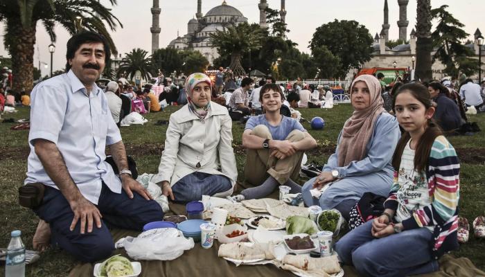رمضان إسبانيا الهريسة حلو المسلمين والشموع تضيء إشبيلية