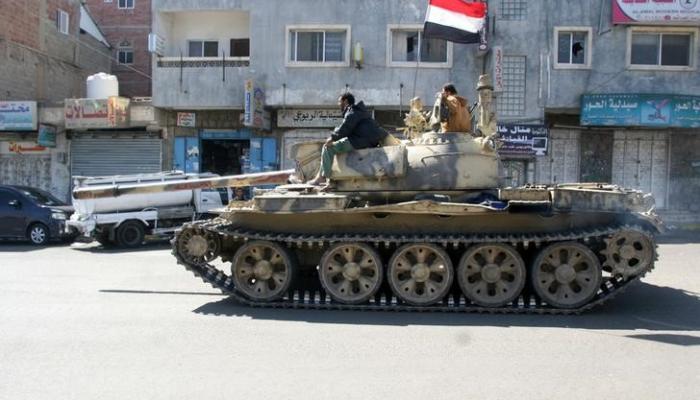 دبابة يمنية وسط تعز