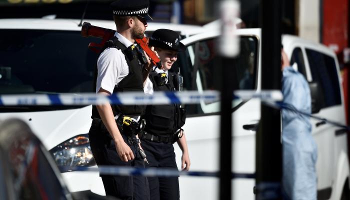 عناصر الشرطة البريطانية في موقع الحادث